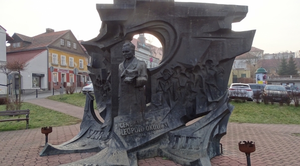  Pomnik gen. Leopolda Okulickiego na placu jego imienia w centrum Bochni.  