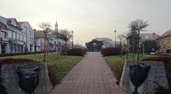  Pomnik gen. Leopolda Okulickiego na placu jego imienia w centrum Bochni.  