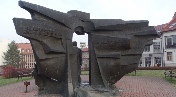  Pomnik gen. Leopolda Okulickiego w Bochni (widok od tyłu).  