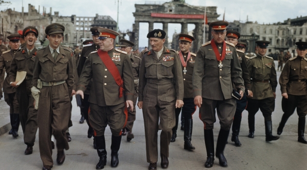  Grupa oficerów alianckich przed Bramą Brandemburską w Berlinie, 12.07.1945 r.  