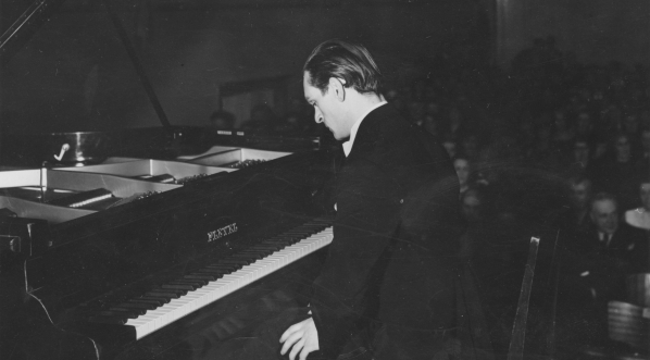  Koncert fortepianowy Witolda Małcużyńskiego w sali Konserwatorium Warszawskiego na rzecz Polskiego Białego Krzyża 30.03.1939 r.  