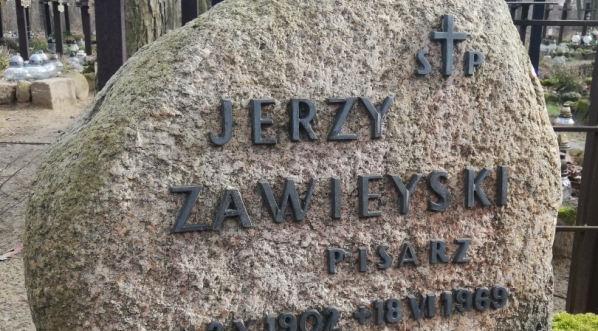  Grób Jerzego Zawieyskiego na cmentarzu zakładu dla ociemniałych w Laskach pod Warszawą.  