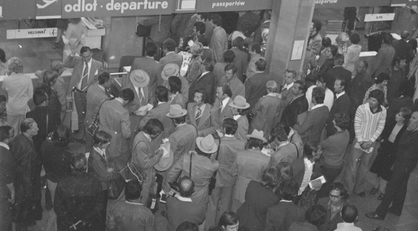  Polscy sportowcy na lotnisku Okęcie przed odlotem na igrzyska olimpijskie w Montrealu, 9.07.1976 r.  