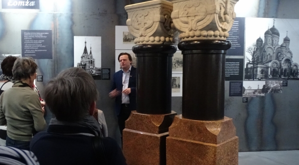  Dyrektor Marcin Adamczewski oprowadzający gości po Muzeum Jana Pawła II i Prymasa Wyszyńskiego w Świątyni Opatrzności Bożej w Wilanowie.  