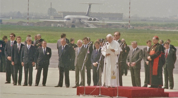  Powitanie papieża Jana Pawła II na lotnisku Okęcie w Warszawie rozpoczynające III pielgrzymkę do Polski,  8.06.1987 r.  