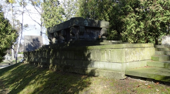  Grób Juliana Marchlewskiego na cmentarzu Wojskowym na Powązkach w Warszawie.  