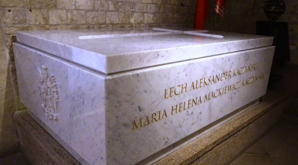  Sarkofag Lecha i Marii Kaczyńskich w krypcie pod wieżą Srebrnych Dzwonów na Wawelu.  