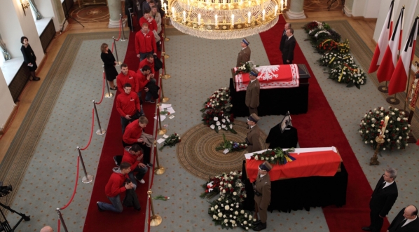  Wystawienie trumien pary prezydenckiej w Sali Kolumnowej Pałacu Prezydenckiego w dniu 14.04.2010 r.  