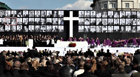  Uroczystości żałobne na pl. Marszałka Józefa Piłsudskiego w ósmym dniu żałoby narodowej po katastrofie smoleńskiej 17.04.2010 r. .  