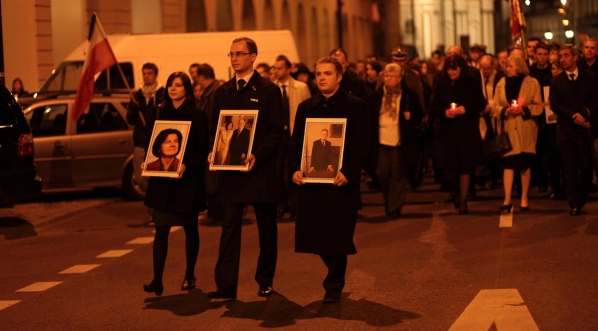  Akademicki Marsz Pamięci  w Warszawie w trzecim dniu żałoby narodowej po katastrofie lotniczej w Smoleńsku, 12.04.2010 r.  