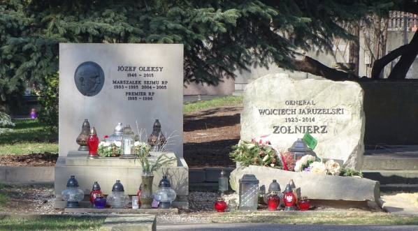  Groby Józefa Oleksego i Wojciecha Jaruzelskiego na Wojskowych Powązkach w Warszawie.  