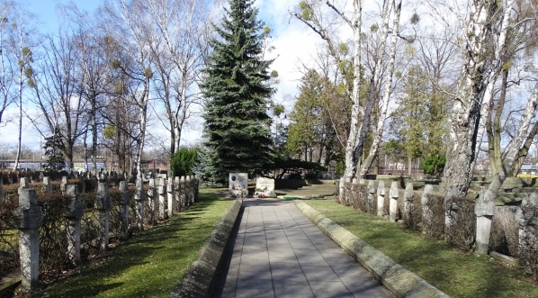  Cmentarz Wojskowy na Powązkach w Warszawie z widocznymi w głębi grobami Józefa Oleksego i Wojciech Jaruzelskiego.  