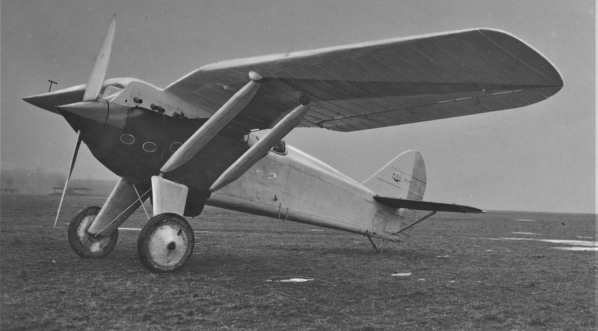  Samolot PZL P.1 zbudowany według planów inż. Zygmunta Puławskiego na lotnisku we wrześniu 1930 r. .  
