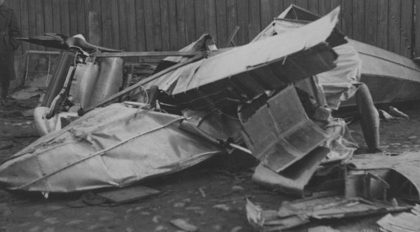  Szczątki samolotu amfibii PZL.12, który rozbił się na Ochocie w warszawie 21.03.1931 r.  