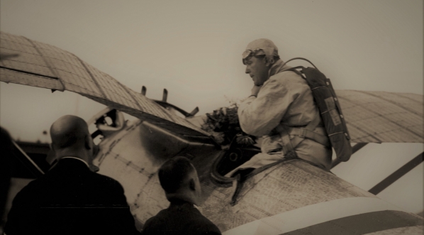  Kpt. Bolesław Orliński wsiada do samolotu PZL P.6 podczas pokazów lotniczych w Katowicach w październiku 1931 r.  
