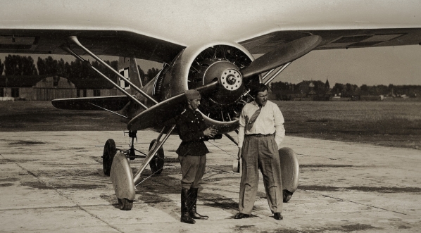  Piloci biorący udział w Międzynarodowym Lotniczym Rajdzie Alpejskim na płycie lotniska w Warszawie w lipcu 1932 r.  