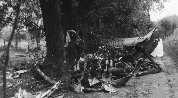  Szczątki samolotu Bolesława Orlińskiego po katastrofie we wrześniu 1932 r.  