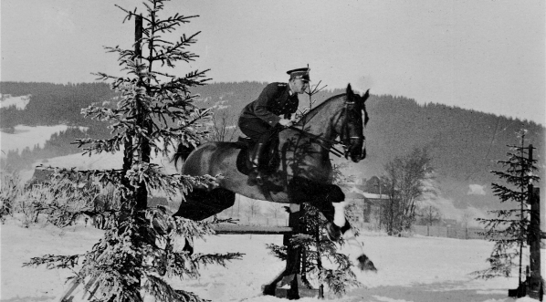  Rotmistrz Adam Królikiewicz w skoku przez przeszkodę w czasie zawodów konnych w Zakopanem  22.01.1932 r.  