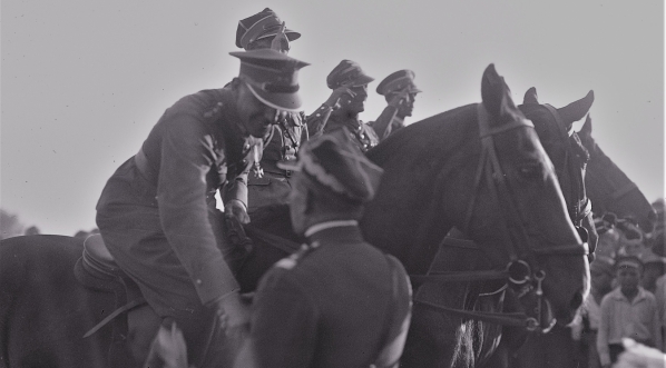  Wręczanie nagrody rotmistrzowi Adamowi Królikiewiczowi podczas zawodów w Siedlcach 14.08.1932 r.  