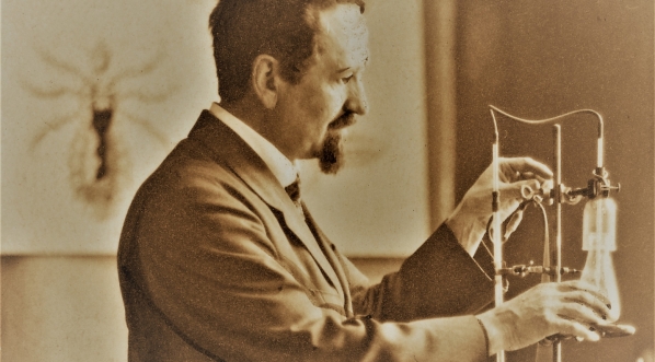  Rudolf Stefan Weigl w laboratorium podczas pracy.  