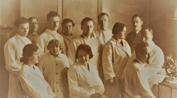  Rudolf Stefan Weigl w pracowni w otoczeniu współpracowników.  