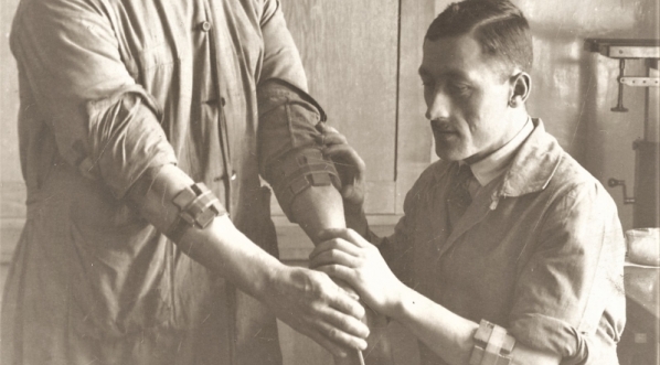  Laboranci podczas karmienia zakażonych wszy w pracowni badań nad durem plamistym prof. Rudolfa Weigla na Wydziale Lekarskim Uniwersytetu we Lwowie w 1930 r.  