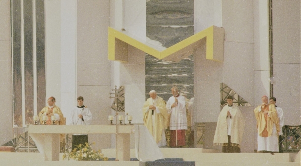 Msza święta beatyfikacyjna biskupa Michała Kozala koncelebrowana przez papieża Jana Pawła II w Warszawie w czasie jego III pielgrzymki do ojczyzny 14.06.1987 r.  