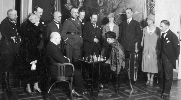  Dawid Przepiórka rozgrywający partię szachów w Warszawie w kwietniu 1926 r.  