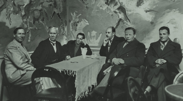  Grupa malarzy w kawiarni Instytutu Propagandy Sztuki w Warszawie w 1933 r.  