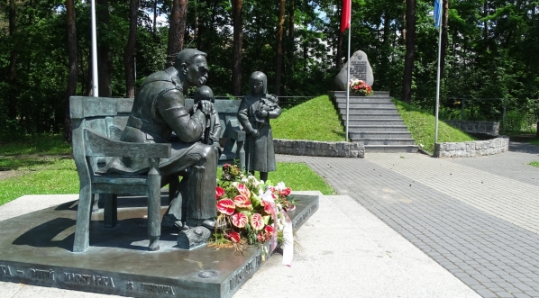  Pomnik Józefa Piłsudskiego w Sulejówku z ledwo widocznym za drzewami nowoczesnym gmachem muzeum Marszałka.  