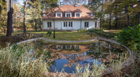  Dworek Milusin w Sulejówku - widok od strony oczka wodnego.  
