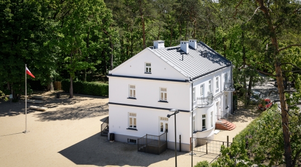  Widok z nowego gmachu Muzeum Józefa Piłsudskiego w Sulejówku na Willę Bzów.  
