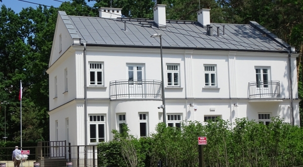  Willa Bzów czyli budynek Adiutantury Naczelnego Wodza, w kompleksie Muzeum Józefa Piłsudskiego w Sulejówku.  