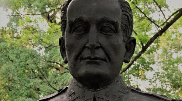  Popiersie Augusta Emila Fieldorfa z jego pomnika w parku Jordana w Krakowie.  