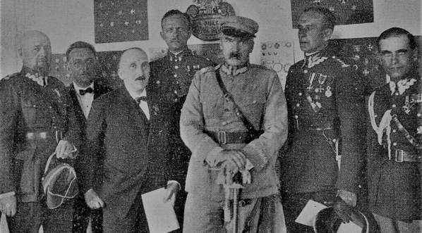  Marszałek Polski Józef Piłsudski zwiedza Wystawę Legionową ku czci dziesięciolecia Szczypiorny w Kaliszu 6.08.1927 r.  