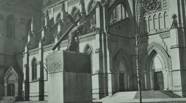  Pomnik księdza Ignacego Skorupki przed katedrą św. Stanisława Kostki w Łodzi.  