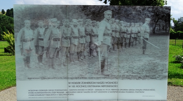  Nowoczesna tablica pamiątkowa przed szkołą w Stróży, gdzie w 1913 roku odbywała się Pierwsza Oficerska Szkoła Związku Strzeleckiego.  