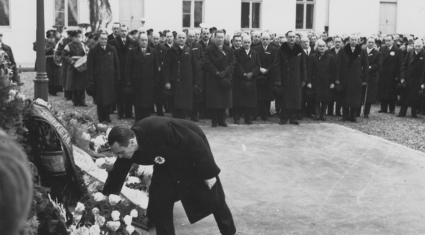  Przekazanie wojsku samolotu "Łoś", ufundowanego przez pracowników: Pocztowej Kasy Oszczędności, Banku Polskiego, Banku Gospodarstwa Krajowego, Polskiego Banku Rolnego, grudzień 1938 r.  