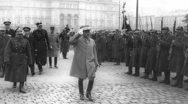  Złożenie wieńca przez szefa francuskiej misji wojskowej płk. Rene Jacques'a Prioux na Grobie Nieznanego Żołnierza w Warszawie 1.11.1931 r.  
