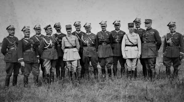 Grupa polskich i francuskich oficerów we Francji w 1925 r.  