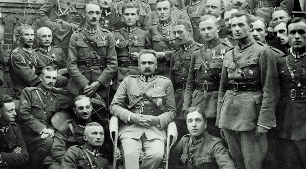  Marszałek Józef Piłsudski w otoczeniu żołnierzy i oficerów 64 Grudziądzkiego Pułku Piechoty.  