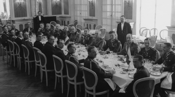  Uroczysty obiad w hotelu Europejskim w Warszawie podczas wizyty w Polsce przedstawicieli armii włoskiej 12.04.1935 r.  
