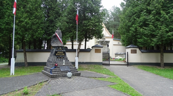  Pomnik Józefa Hallera obok kaplicy pod wezwaniem Matki Boskiej Zwycięskiej na cmentarzu Poległych w Bitwie Warszawskiej  w Ossowie.  