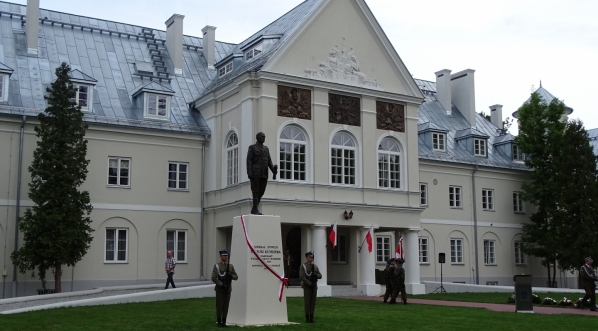  Uroczystość odsłonięcia pomnika gen. Tadeusza Kutrzeby w Akademii Sztuki Wojennej w Rembertowie 23.07.2020 r.  