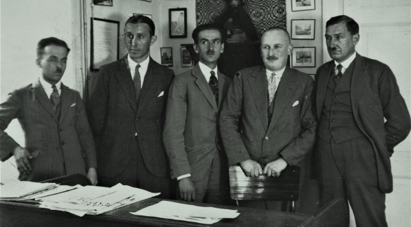  Członkowie redakcji wileńskiego dziennika "Słowo".  