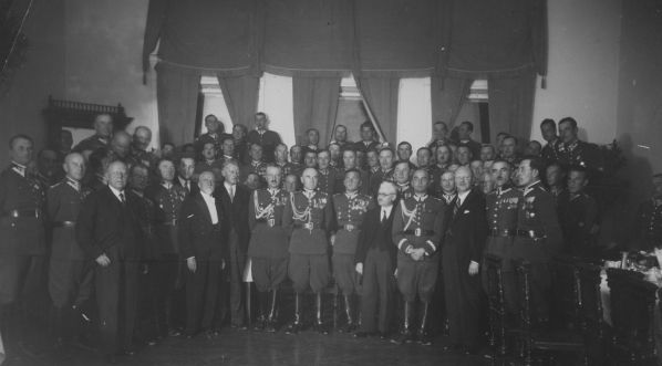  Uroczysty wieczór w salach Kasyna Oficerskiego w Nowym Sączu na cześć marszałka Józefa Piłsudskiego w październiku 1936 r.  