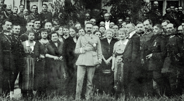  Marszałek Józef Piłsudski wśród cywilów i wojskowych w nierozpoznanym majątku ziemskim.  