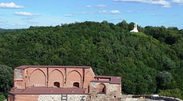  Widok z baszty Giedymina w Wilnie w kierunku pozostałości zamku książęcego i Trzech Krzyży.  