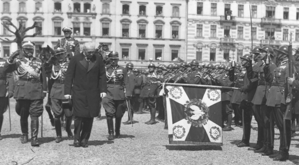  Uroczystości święta 3 Maja na placu Piłsudskiego w Warszawie w 1930 r.  