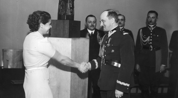  Wręczenie tenisistce Jadwidze Jędrzejowskiej Państwowej Nagrody Sportowej w sali konferencyjnej Państwowego Urzędu Wychowania Fizycznego w Warszawie 11.05.1938 r.  